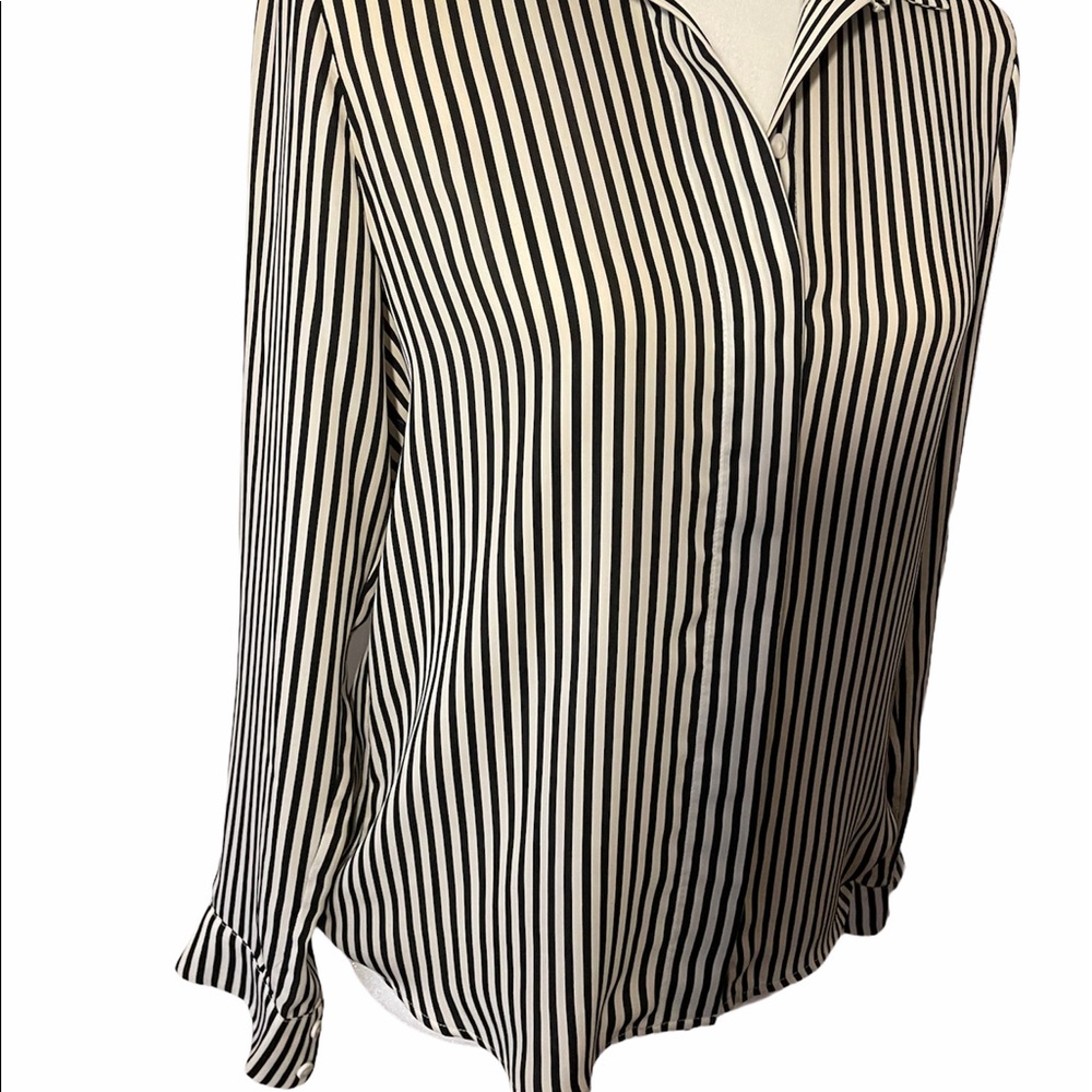 Deal ! Black and white striped top - Picture 9 of 14